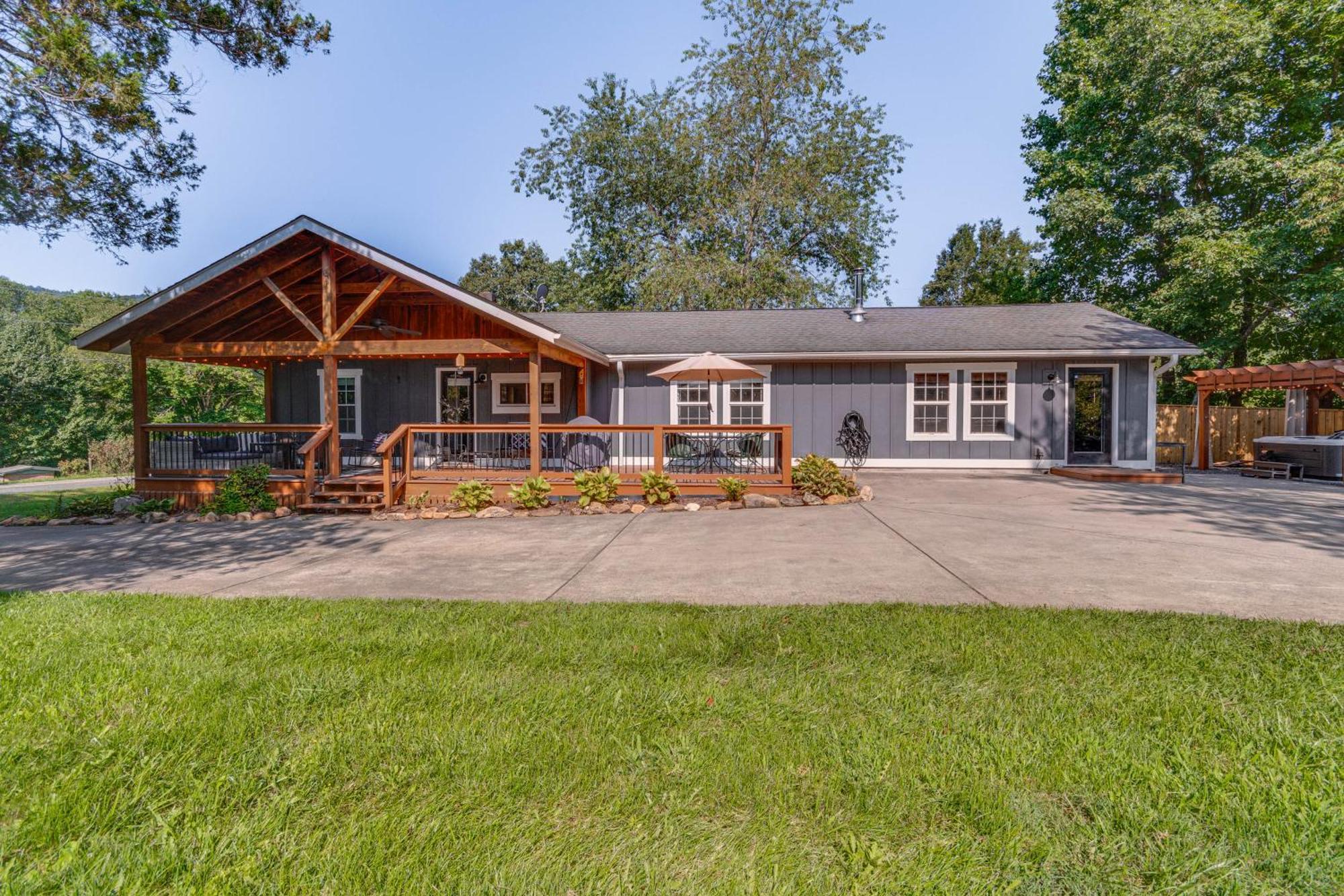 Cozy Cottage With Hot Tub Less Than 4 Mi To Black Mountain! Swannanoa ภายนอก รูปภาพ